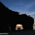 砂山ビーチ　アーチの真ん中に落ちる夕陽とカップル