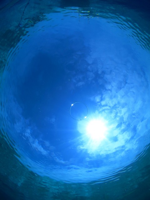 水底から見上げた空とバブルリング